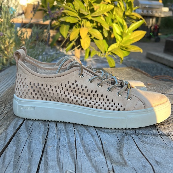 Blackstone lace up leather sneakers woman sz 38.  Cut outs, with platform soles. - Picture 7 of 8